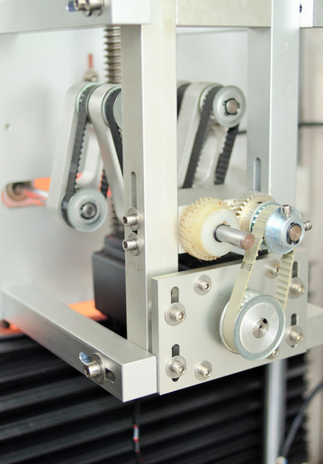 Qopqoq va korpusni yopishtiruvchi qisqich qisma yorlig'i mashinasi ikki boshli