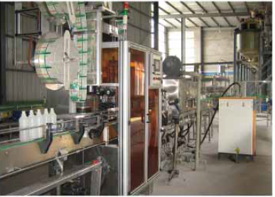 PVX va PET butilkalari uchun suv o'tkazmaydigan va zangga chidamli qisuvchi qisma yorlig'i mashinasi