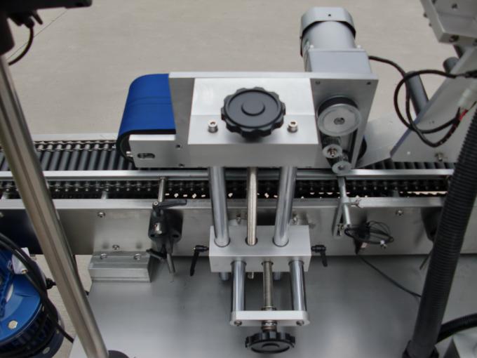 Kichkina shishani yopishtiruvchi stiker uchun yuqori tezlikda to'liq avtomatik shisha idishni etiketlash mashinasi