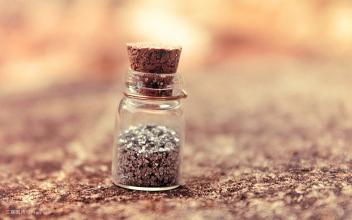 Yuqori tezlikli SUS304 Iqtisodiyot Avtomatik idishlar va butilkalarni stiker yopishtiruvchi flakon etiketlash mashinasi