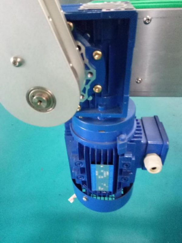 Shaxsiy parvarish mahsulotlari bilan jihozlangan SUS304 kabinetining ikki tomoni to'rtburchak shishadan yasalgan stiker etiketkalash mashinasi