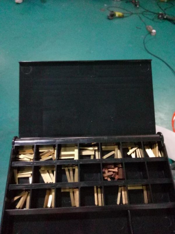 Disk xotira moslamasi va kodlash mashinasi bilan yorliqli avtomatik dublli yon stiker etiketkalash mashinasi