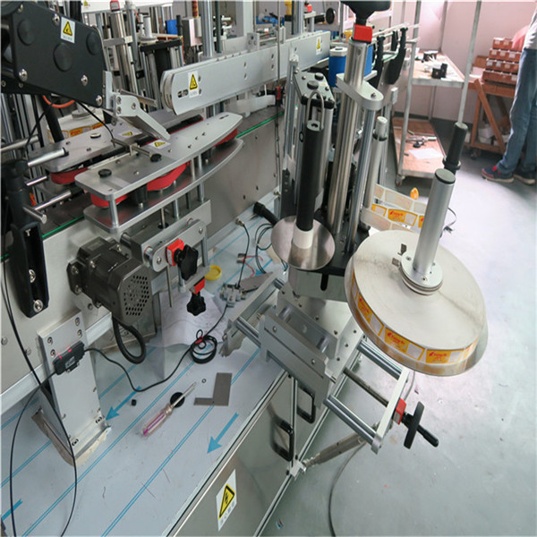 Uchta chiziqli o'z-o'zini yopishtiruvchi yorliqlash mashinasi old / orqa / bo'yin ichimliklar / oziq-ovqat / kundalik kimyoviy moddalar