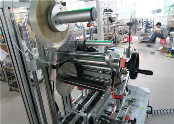 Konveyer / yuqori teglash uskunalari bilan avtomatik yuqori teglash mashinasi tekis sirt yorlig'i aplikatori