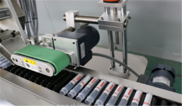 Servo Dvigatel Flakon Stikerini Etiketlash Mashinasi Avtomatik Sitkcer Ampulali Naycha