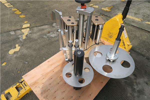 Aylanadigan idishlarni etiketlash mashinasi tizimiga ega dumaloq butilkaning aylanadigan yorlig'i