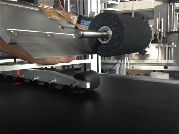 PLC Sensorli ekranli avtomatik stiker yorliqlash mashinasi Komfortli niqob / karton niqob