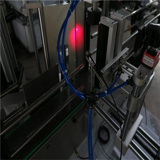 Sharob shishasining yorlig'i aplikatori mashinasi yuqori quvvatli servo vosita, pivo shishasining etiketkalari