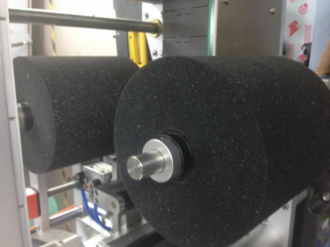 Dumaloq / yassi / Sqaure shishasi uchun Server motorli shishani etiketkalash mashinasi