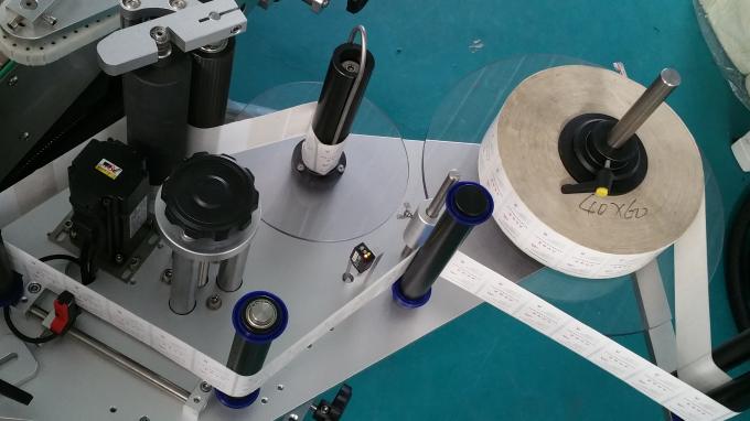 25kg Jar kvadrat shishasi yopishtiruvchi mashinasi, oziqlantirish shishalari bilan etiketkalash mashinasi barqaror tezlik