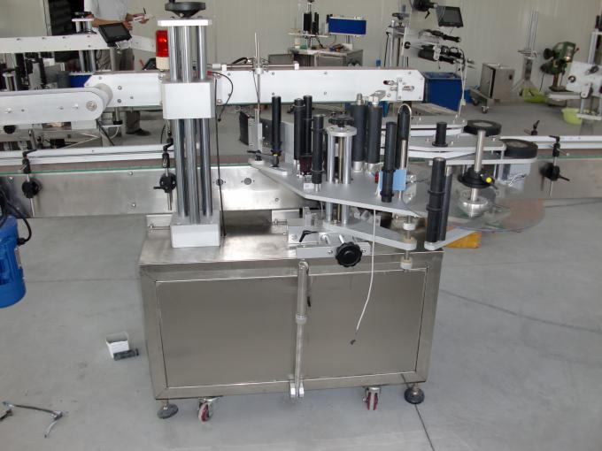 Plastmassa va shisha butilkalar PLC avtomatlashtirilgan ikki tomonlama stiker yorliqlash mashinasi servo motorini boshqaradi