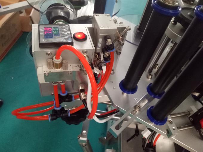 Kodlash mashinasi bilan moslashtirilgan uchta yoki ikki tomonlama stiker etiketkalash mashinasi