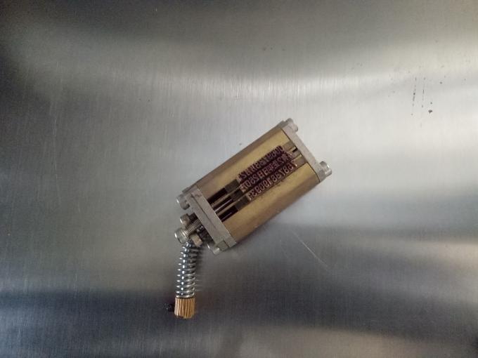 Kodlash mashinasi bilan moslashtirilgan uchta yoki ikki tomonlama stiker etiketkalash mashinasi