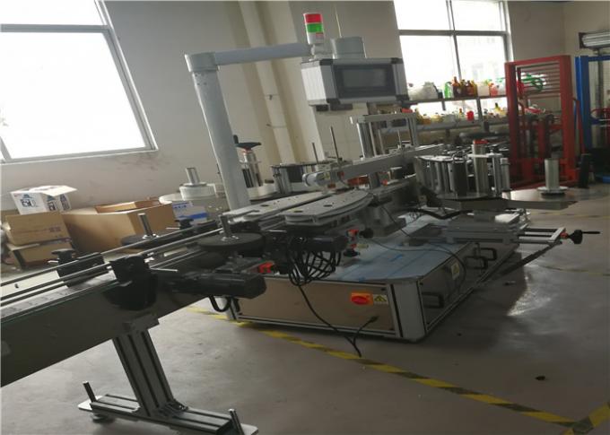 Kimyoviy, suvli plastmassa butilkali stikka 3 ta yorliq uchun o'z-o'zini yopishtiruvchi stiker etiketkalash mashinasi