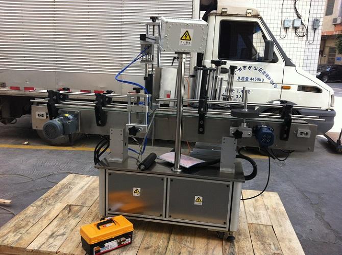 Yapışkanlık yorlig'i uchun yuqori aniqlikdagi ikki tomonlama yorliqli dumaloq shisha stiker etiketlash mashinasi