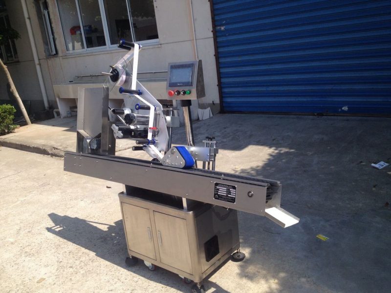 Xitoy 12-25 mm diametrli dumaloq shishani o'z-o'zidan yopishtiruvchi stikerni labda kosmetikasi etkazib beruvchisi uchun avtomatik etiketkalash mashinasi