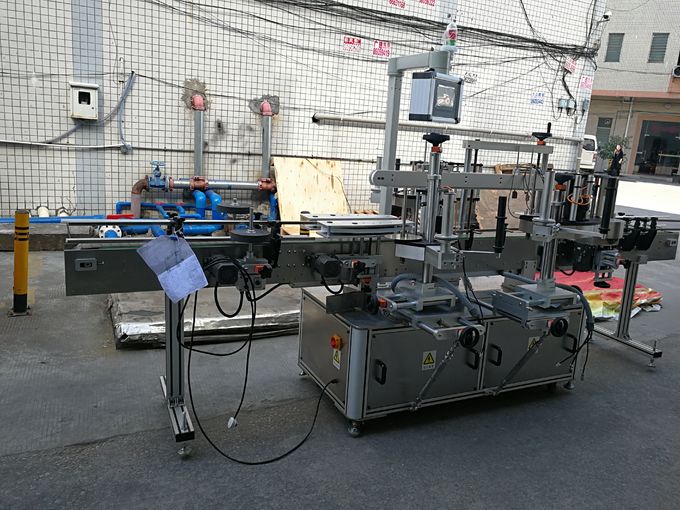 Uchta yorliqli o'z-o'zidan yopishqoq etiketlash mashinasi 110V / 380V kuchlanish